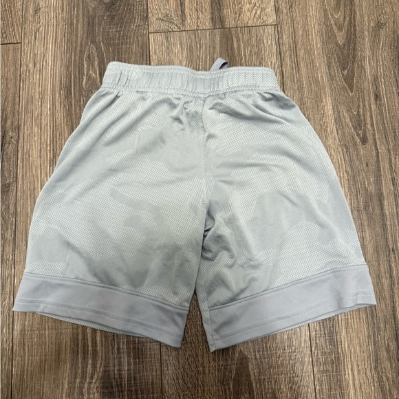 Under Armour Boys Light Gray Camo Athletic Drawstring Shorts Size YXS - Picture 4 of 4